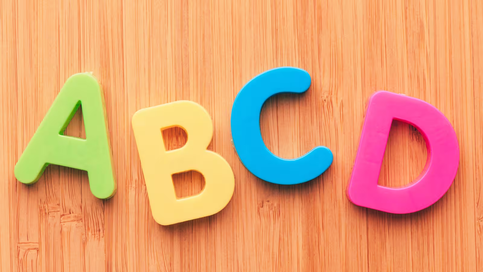 Alphabetical sorter tool showing a list of text lines sorted A-Z with options for locale, case, and duplicate removal.